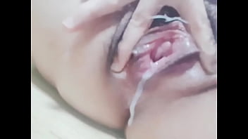 Teen lesbiennes se masturbent ensemble sur webcam paxcams.com