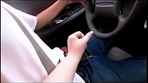Moglie insegna ai teenager a guidare mentre gioca con il suo cazzo e gli fa venire la sborra enorme