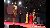 Heiße Girls posieren nackt bei Stripshows