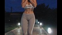 Горячая красотка в штанах для йоги мастурбирует на улице | Подробнее на 24cams.net