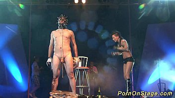 show de agulhas de fetiche maluco no palco