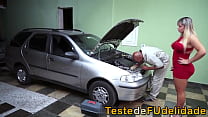 Blondine schlägt ihren Mechaniker an, als sie ihr Auto reparieren wollte - Angel Lima x Capoeira