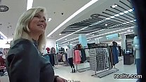 Charmosa checa é seduzida no shopping e transa com pov