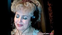 Schüchterne blonde reife russische Frau masturbiert vor der Webcam