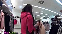Menina loira depois de persuadir vai às compras com um estranho