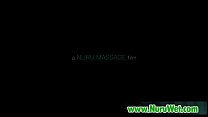 Busty Babe asiatique donne un massage glissant Nuru 16
