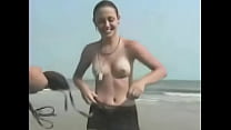 Девушка проиграла пари, что ей пришлось раздеться на пляже