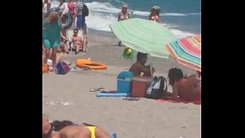 femme se masturber sur la plage