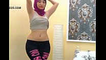 Fille arabe secoue le cul sur la caméra - Inscrivez-vous sur Nudecamroulette.com et discutez avec elle