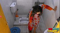 Bhabhi Sonia se déshabille et montre ses atouts pendant le bain
