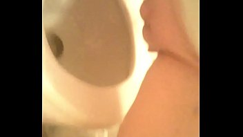 Garota com bichano sem pêlo pego fazendo xixi na câmera do banheiro