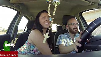 Ela chupa o pau enquanto ele dirige o carro