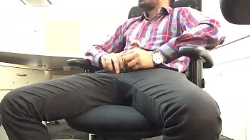 Индийский парень mastrubating мигает Большой Дик в офис мов