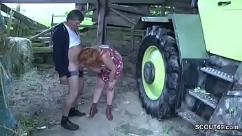 Немецкая милфа трахается на улице на ферме