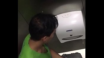 espiando homem cagando no banheiro