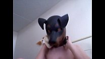 Kinky Girl scappa indossando una maschera di cane di gomma