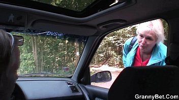 道端に乗って70歳のおばあちゃんをヒッチハイク