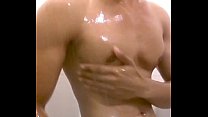 Homem bonito tomando banho e exibindo seu corpo