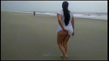 casadaeabusada sem calcinha provocando na praia