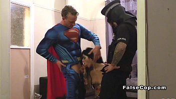 Фейковый полицейский в маске и супермен трахают крошку