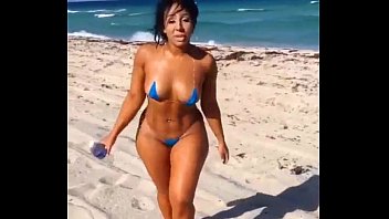 Latina sexy in mini bikini sulla spiaggia