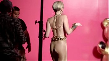 Hündin Miley Cyrus In Strumpfhosen