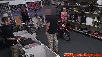 Gestionnaire de cocksucking amateur de scooter Pawnshop