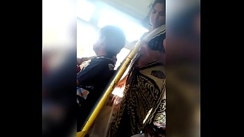 Телугу показывает пупок тетушки в автобусе