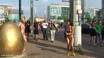 Hot Agnes e la pazza Linda nuda sulle strade pubbliche