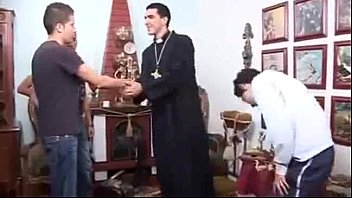 Priest da DURO a los monaguillos / Priest se folla a los monaguillos