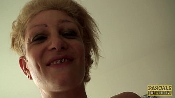 Inked UK Prostituierte rau im Arsch von Maledom geschimpft