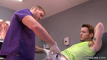 Gay médecin suce son beau patient