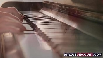 Pianist enjoys sucking meaty penis
