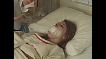 linda morena de camisa de com fita adesiva na boca amarrada a cama do hospital