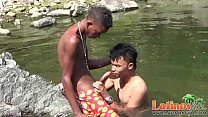 Teen Homosexuell Schwimmer spielerisch in den Fluss hinunter