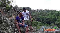 Zwei pralle Latino-Jungs lutschen Schwänze in den Felsen