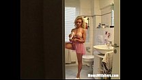 Sneaky Asshole baise une MILF blonde sexy