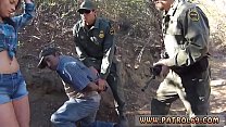 Cop L'agente di pattuglia della frontiera messicana ha i suoi modi per difendersi