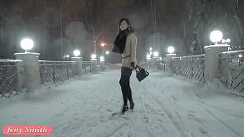Джени Смит голая в снегу гуляет по городу