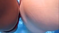 Frau saugt und wird im Schwimmbad gefickt, wobei eine Muschi voller Sperma