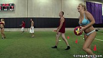 Los juegan al strip dodgeball en las reglas de la universidad (cr12385)