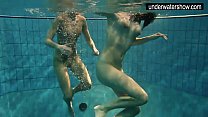 Две сексуальные любительницы демонстрируют свои тела под водой