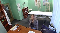 Натуральная блондинка-пациентка трахает доктора в его кабинете