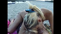 Sexe avec une fille mignonne sur le lac