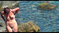 NUDIST Amatoriale Beach Spy che lava il suo corpo nudo