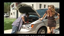 Impresionante MILF británica Tanya Tate se folla al mecánico de su coche