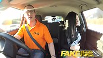 Fake Driving ученица мужского пола трахает свою экзаменующую по вождению