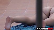 Krakenhot - Video voyeur de una madura caliente tomando un baño de sol