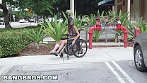 BANGBROS - Petite Kimberly Costa em cadeira de rodas é fodida (bb13600)