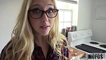 Vídeo amador loira espionada pela webcam estrelando Samantha Rone - Mofos.com